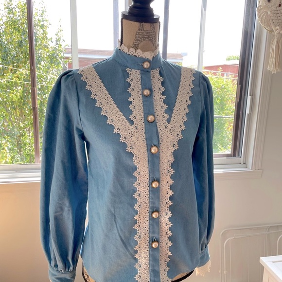 Button front lace trim top - Picture 2 of 8